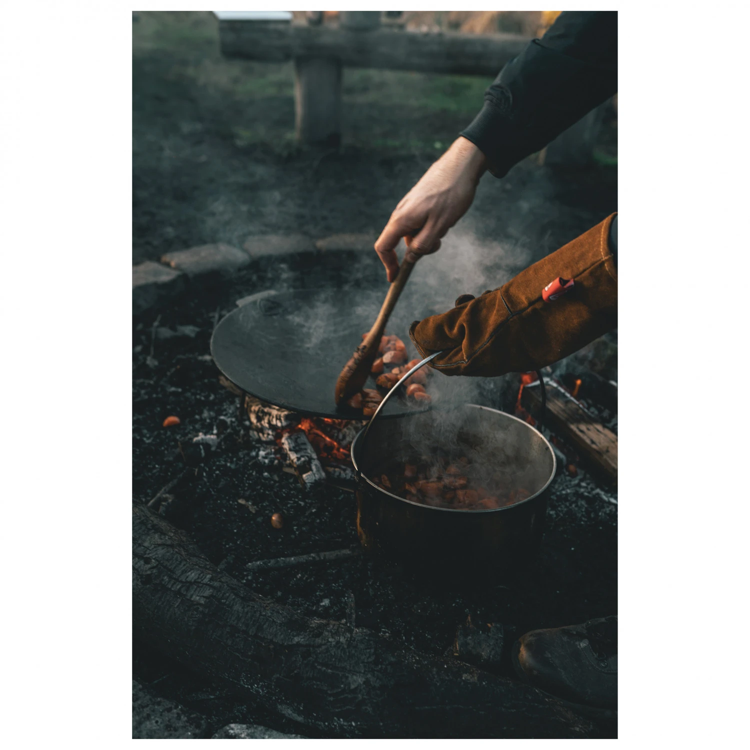 Robens Bighorn 3 Legged Pan - Skillet 4 Robens Bighorn 3 Legged Pan - Skillet - Image 2